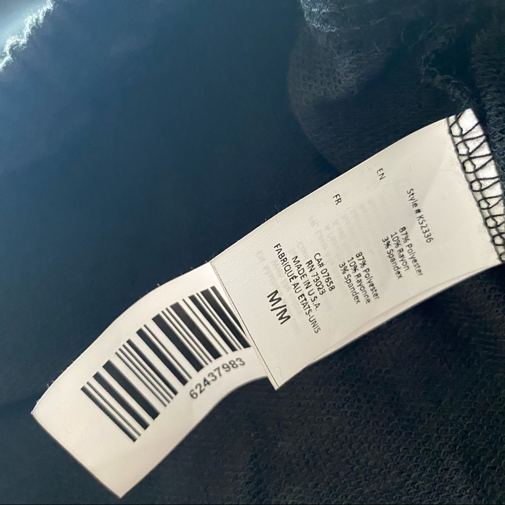 NEW Discreet Black Long Sleeve Crop Top Elasticized Cuff Hems Size Medium - Picture 4 of 6